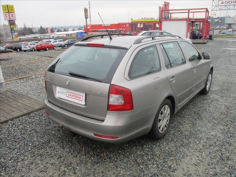 Škoda Octavia 1,6 TDI, klima, tažné zař. - fotka 8 z 25