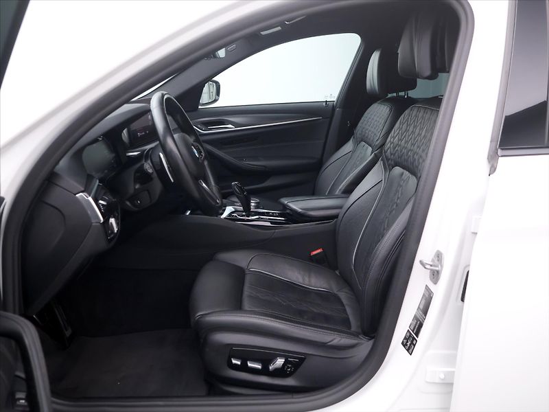 BMW Řada 5 3.0 540d 250kW xDrive CZ DPH - fotka 12 z 44