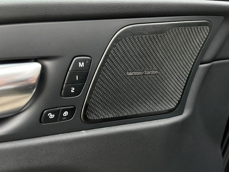 Volvo XC60 B5 AWD PLUS DARK/360/vent/kola - fotka 12 z 50