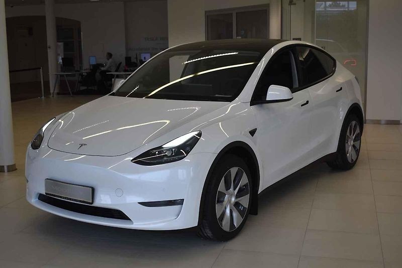Jedna z prvních Tesel Model Y v showroomu v Čestlicích