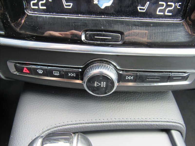 Volvo V90 2,0 D5 173kW AWD Automat - fotka 19 z 33