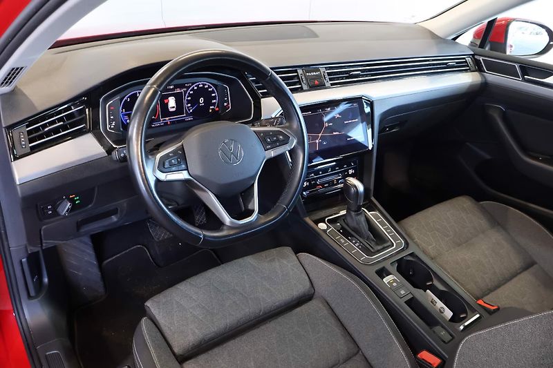 Volkswagen Passat 2.0 TDI Business Cockpit ACC - fotka 8 z 14