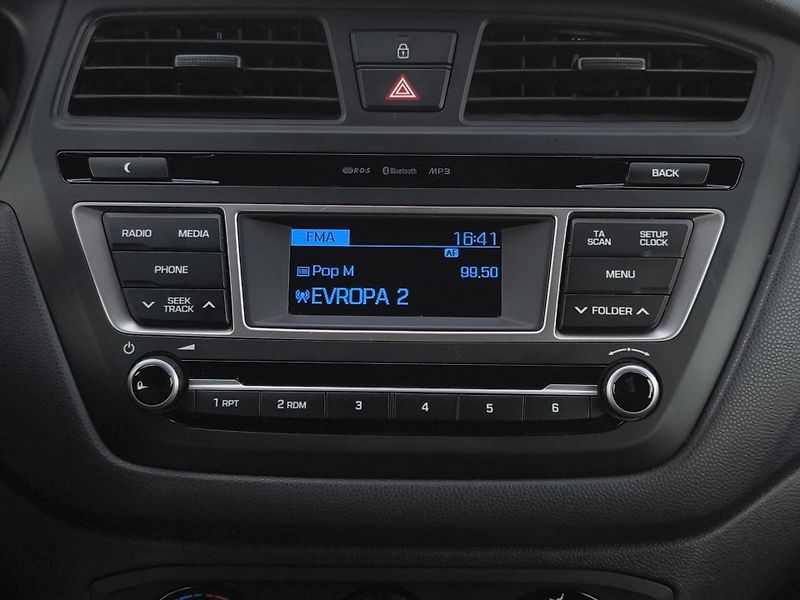 Hyundai i20 (2018) 1.2i 55kW, ČR, 1. Maj., Klima - fotka 16 z 20