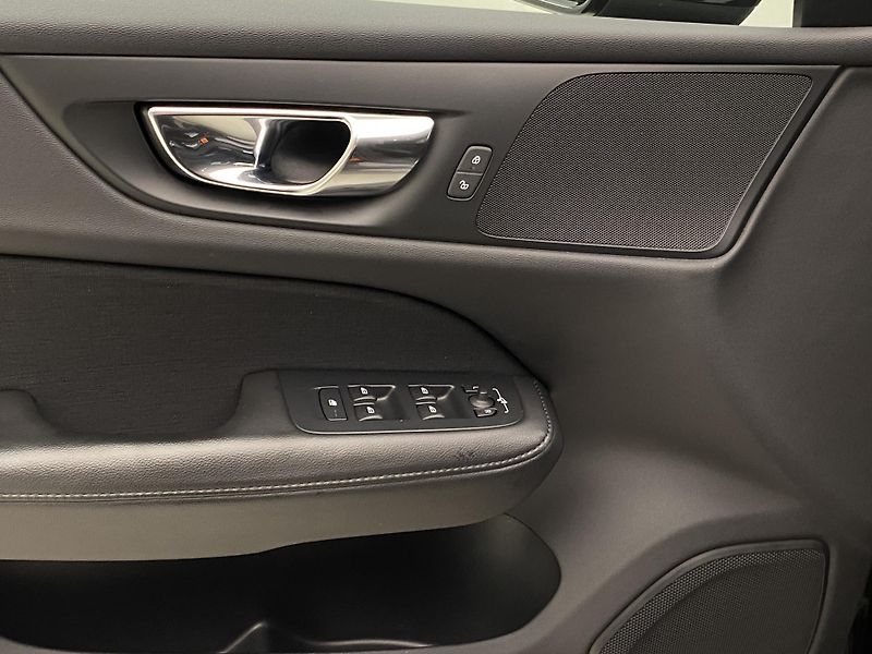 Volvo V60 D3 MOMENTUM AUT REZERVACE - fotka 28 z 39