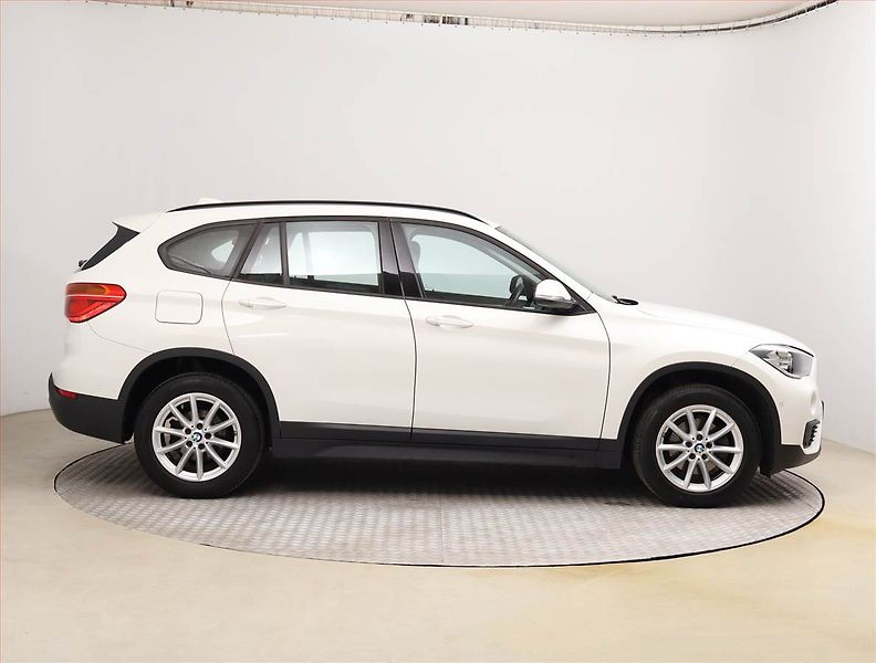 BMW X1 (2018) sDrive18i, Automat, Navi - fotka 6 z 21