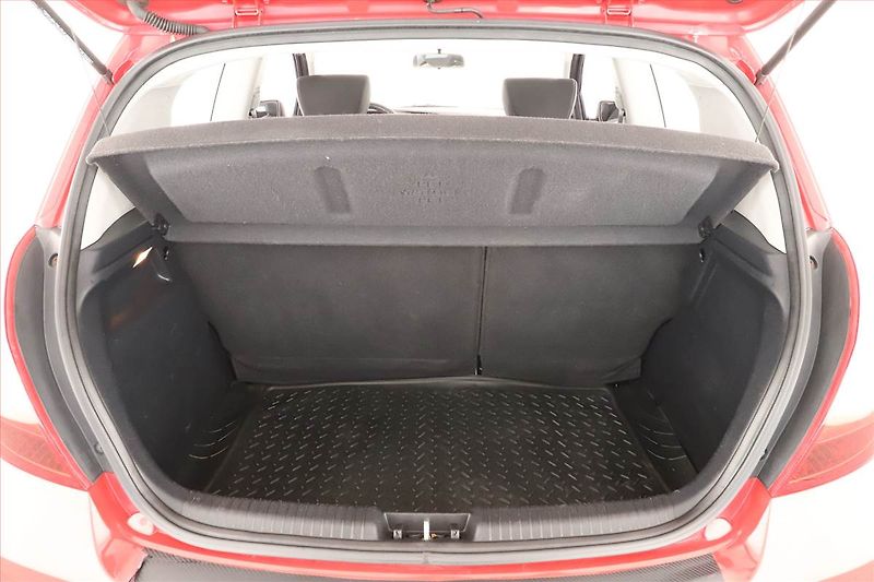 Hyundai i20 (2011) 1.2, nová STK, jezdí výborně - fotka 10 z 12