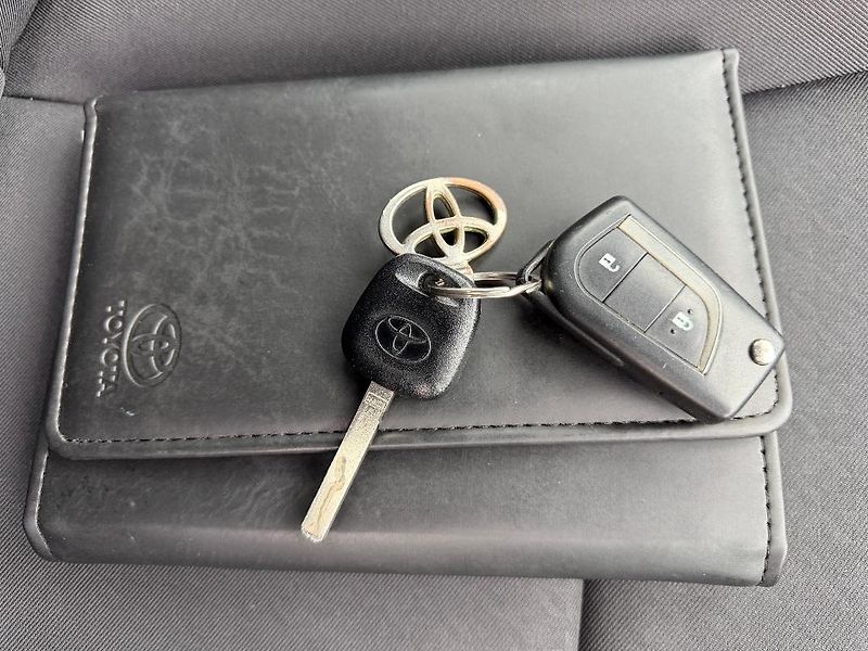 Toyota Yaris 1.0i 51 kW klima, serviska - fotka 17 z 17