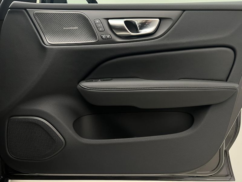 Volvo V60 B4 DARK PLUS AUT - fotka 45 z 45