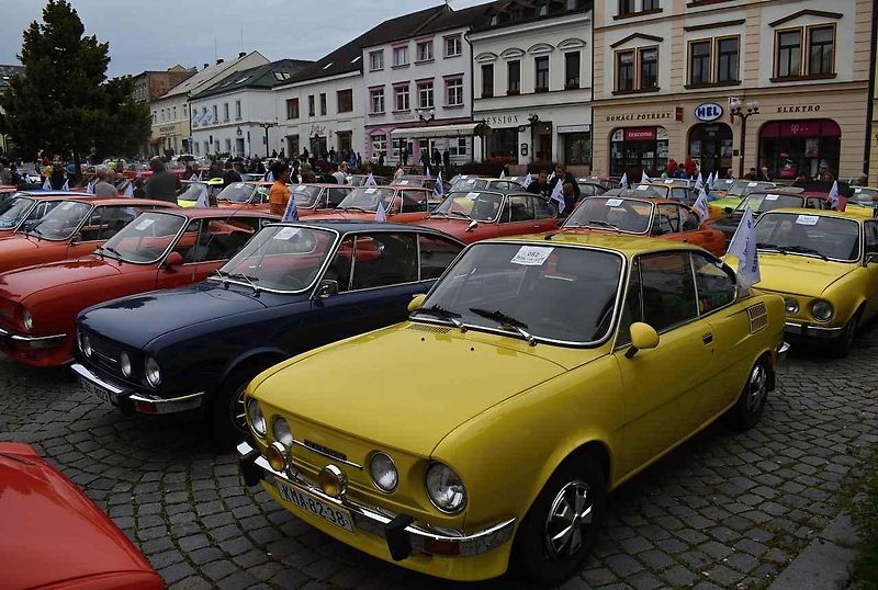 Tři z účastníků srazu před bránou továrny Škoda Auto v Kvasinách