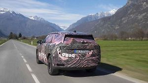 Díky velké baterii má auto dlouhý dojezd.