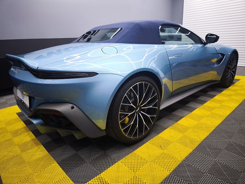 Aston Martin V8 Vantage (2022) - fotka 4 z 33