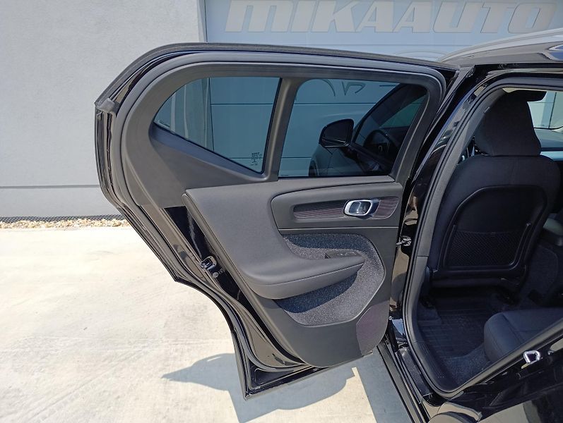 Volvo XC40 2.0 B4 AWD 145kW - fotka 26 z 33