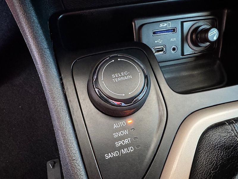 Jeep Cherokee (2015) 2.0 L TD Longitude - fotka 18 z 50