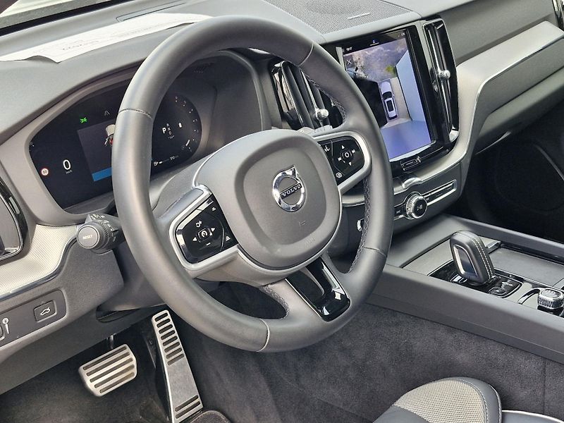 Volvo XC60  B4 R-Design (145 kW) 4x4 AUT - fotka 5 z 6