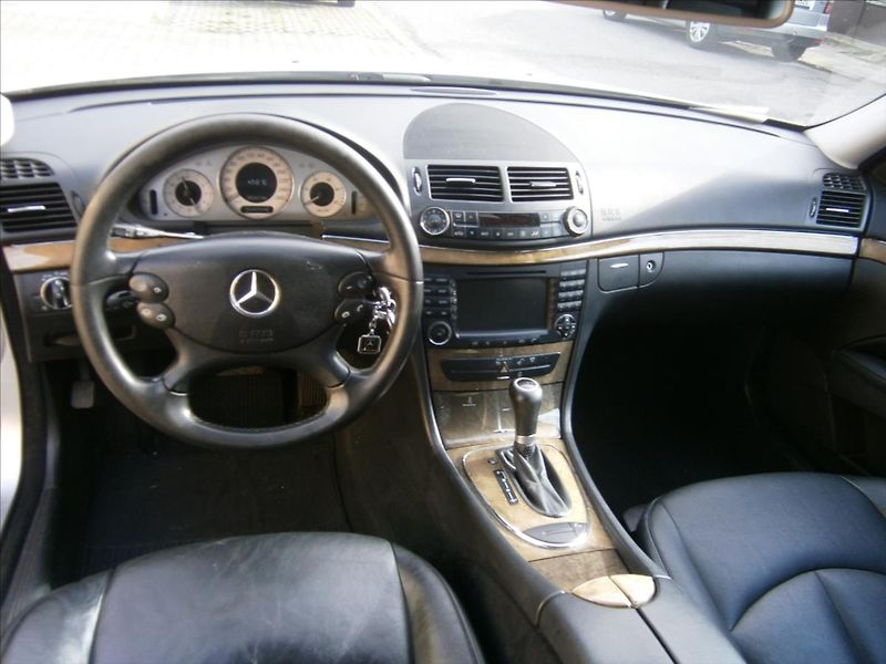 Mercedes-Benz Třídy E 3,0 CDI 320 4-MATIC 7 MÍST - fotka 9 z 15