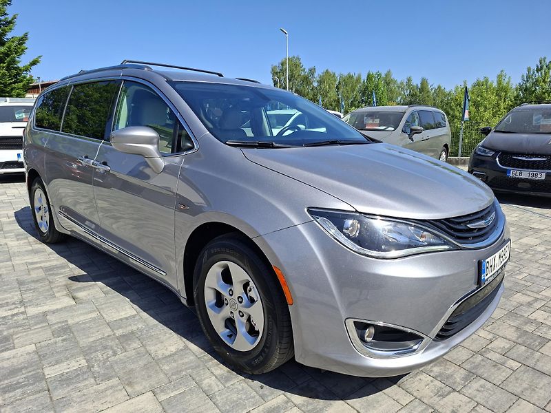 Chrysler Pacifica (2018) 3,6L Hybrid, krásný stav  - fotka 1 z 45