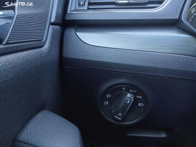 Škoda Superb 2.0 TDI 110kW - fotka 19 z 35