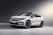 Plně elektrické SUV Škoda Enyaq Coupé iV (na snímku) se představilo v roce 2022 a vzbudilo u zákazníků velký zájem. Automobilka zrychluje svoji elektrickou ofenzivu: do roku 2026 představí tři zcela nové elektrické modely a další budou následovat.