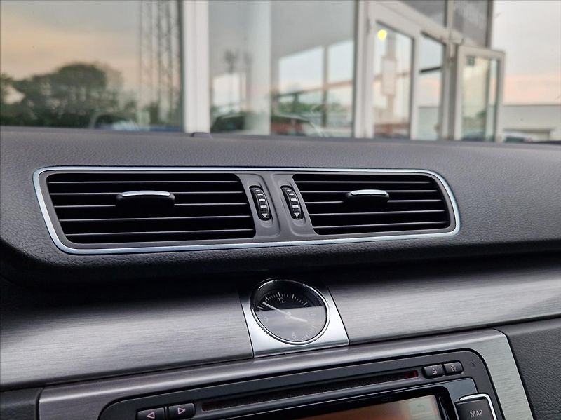 Volkswagen Passat 2,0 TDi 103kW KAMERA NAVI +ZIM - fotka 25 z 34