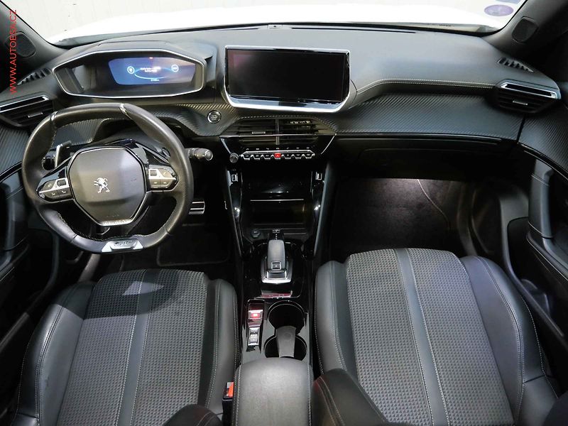 Peugeot 2008 (2020) 1.2 PT, GT Line, AT - fotka 8 z 28