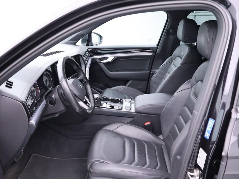 Volkswagen Touareg 3,0 R-Line Tiptronic CZ DPH - fotka 11 z 31