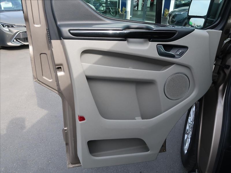 Ford Tourneo Custom 2,0 EcoBlue,96kW,8míst,automat - fotka 25 z 29