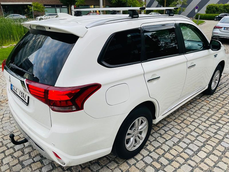 Mitsubishi Outlander 2.4i+HYBRID 4x4 SERVISKA TAŽNÉ - fotka 11 z 53