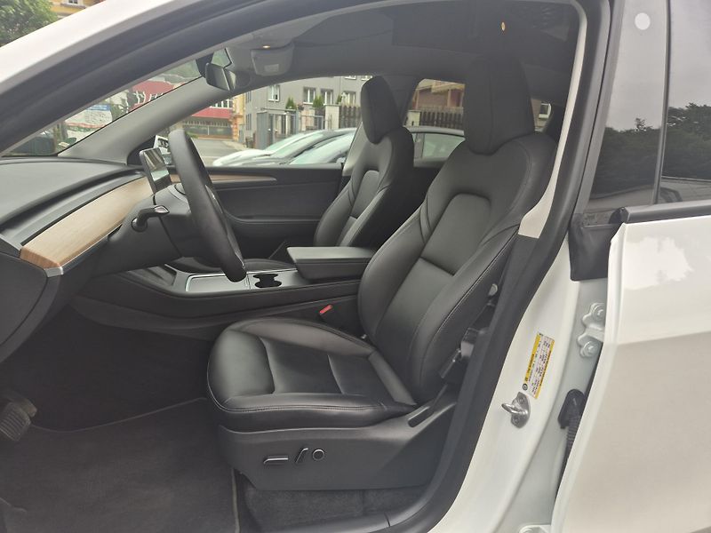 Tesla Model Y LONG RANGE DUAL MOTOR  92% - fotka 43 z 50