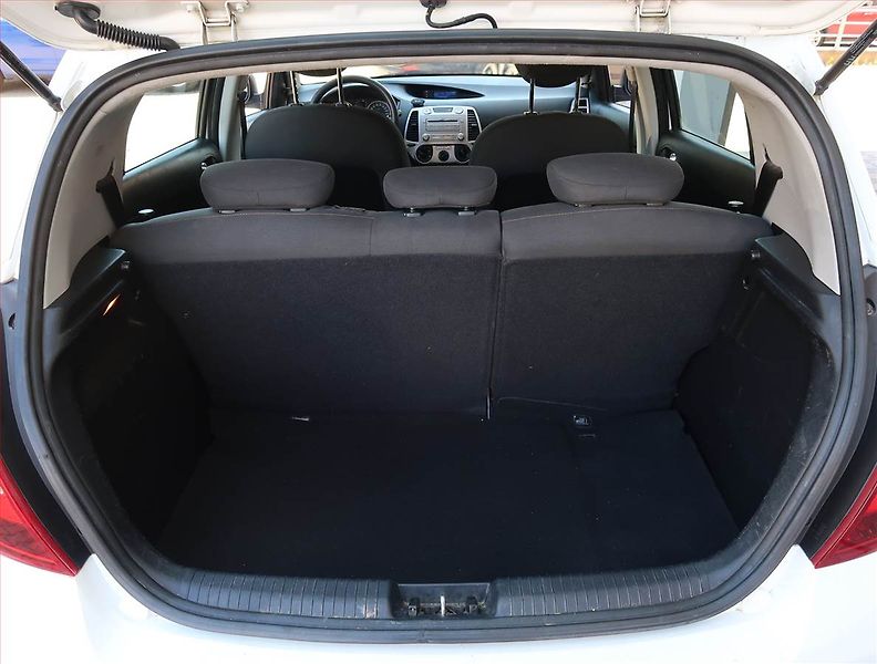Hyundai i20 (2011) 1.2, po STK, oblíbený vůz - fotka 13 z 16