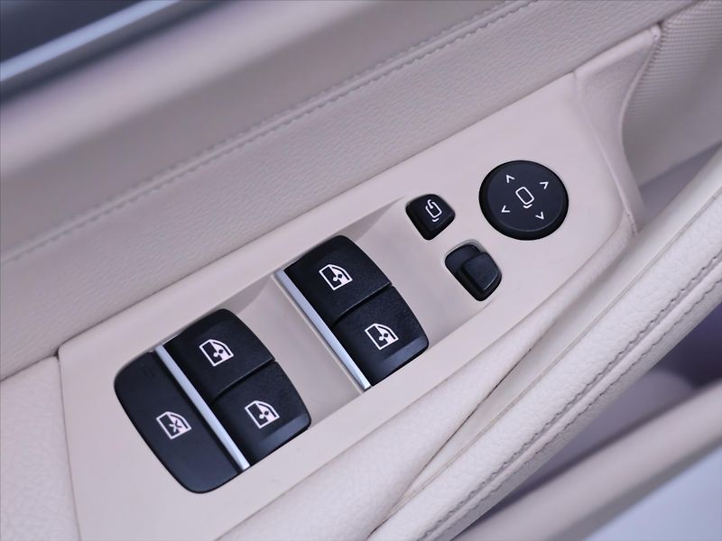 BMW Řada 5 2,0 520d Luxury Line CZ DPH - fotka 16 z 34