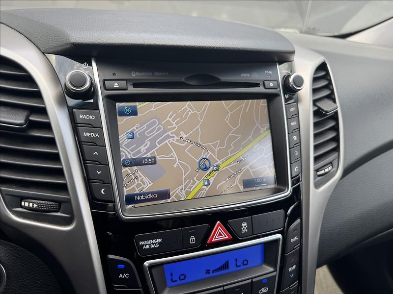 Hyundai i30 1,6 CRDI Premium AT ČR - fotka 19 z 28