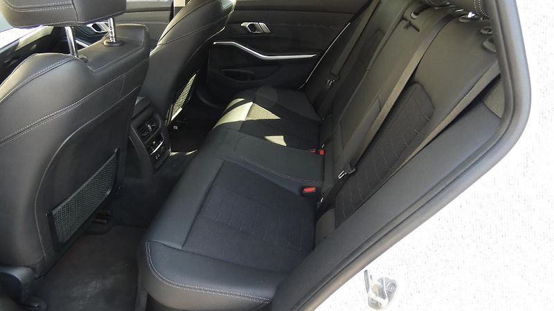 BMW Řada 3 318d Touring - fotka 18 z 22