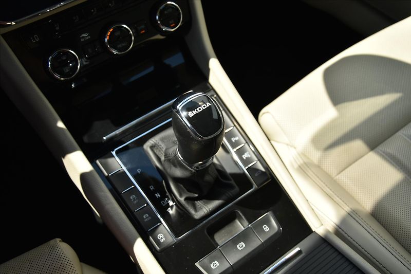 Škoda Superb 2.0TDi 147kW DSG L&K ČR - fotka 28 z 36