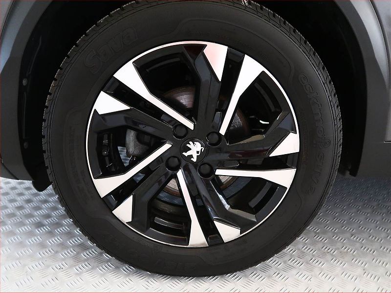 Peugeot 2008 (2022) Allure 1.2 PureTech, Automat - fotka 14 z 17