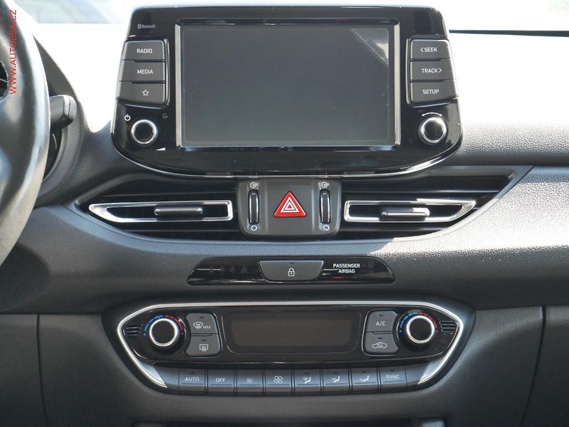 Hyundai i30 (2021) 1.5 T-GDi, ČR, Smart, kamera - fotka 11 z 23