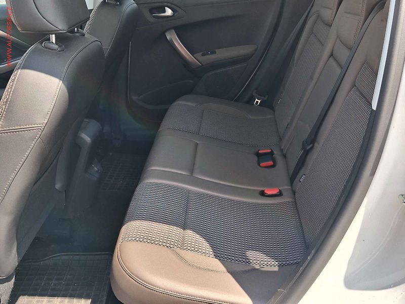 Peugeot 2008 (2015) 1.6 VTi, ČR, Allure - fotka 10 z 21