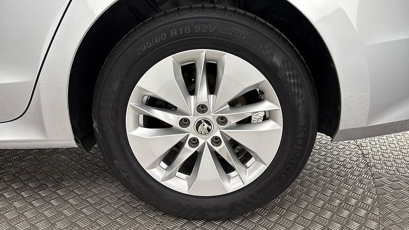 Škoda Octavia 2.0 TDI Ambition Combi - fotka 19 z 24