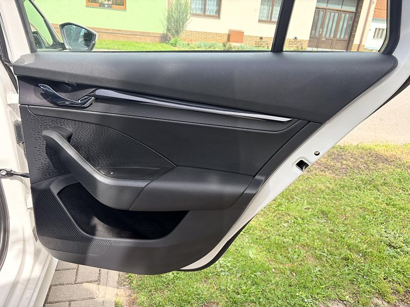 Škoda Octavia 2.0TDI DSG 4x4 STYLE REZERVACE - fotka 41 z 45