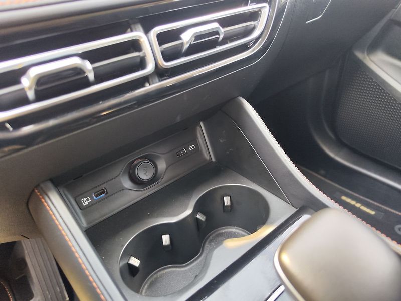 MG HS 1.5 T/125kW Exclusive DCT - fotka 25 z 33