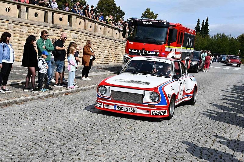 Na tradiční Lidický okruh dorazily desítky historických automobilů a motocyklů, které obdivovali návštěvníci z Kladna i širokého okolí.
