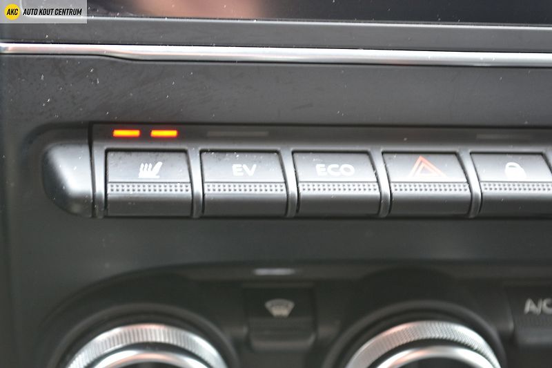 Renault Captur Intens E-TECH HYBRID 145 - fotka 25 z 45