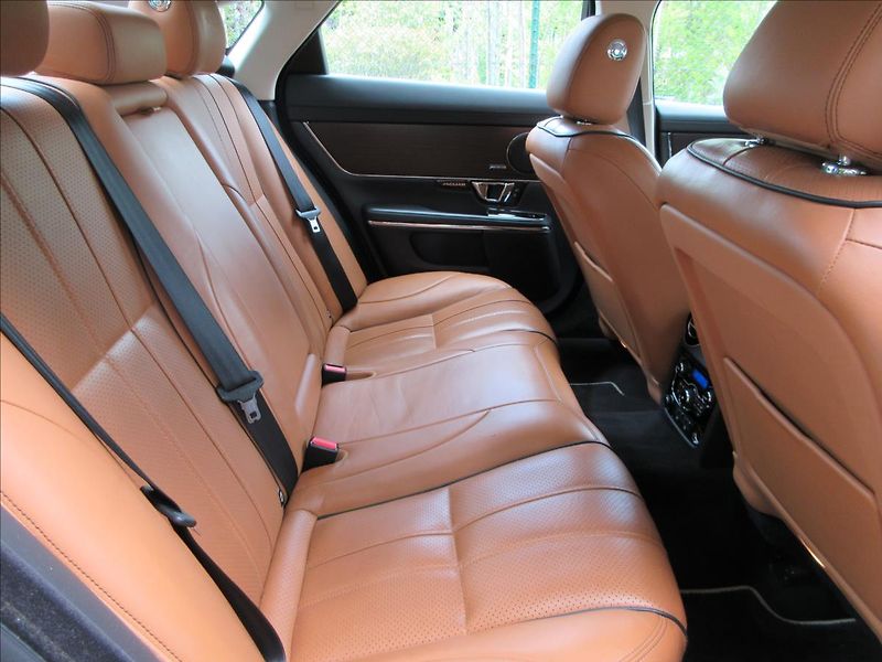 Jaguar XJ 3,0 V6, 4x4, Panorama, Nové ČR - fotka 17 z 37