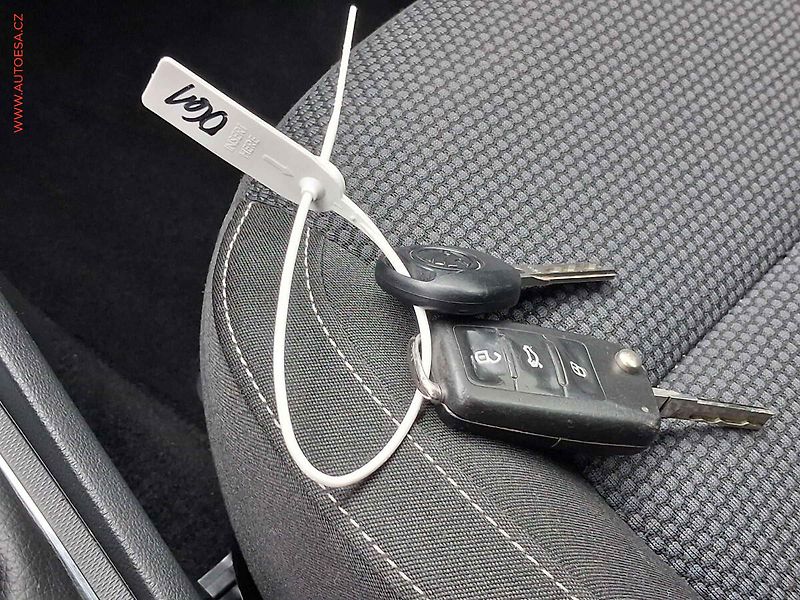Škoda Rapid (2014) 1.6 TDi, Elegance, xenon - fotka 17 z 17