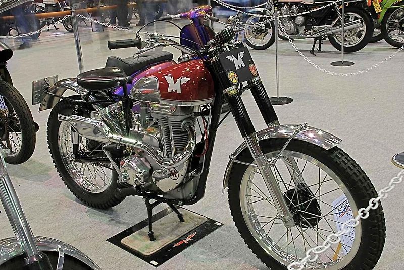 Holandský poštovní sbor vybavený motocykly Matchless.
