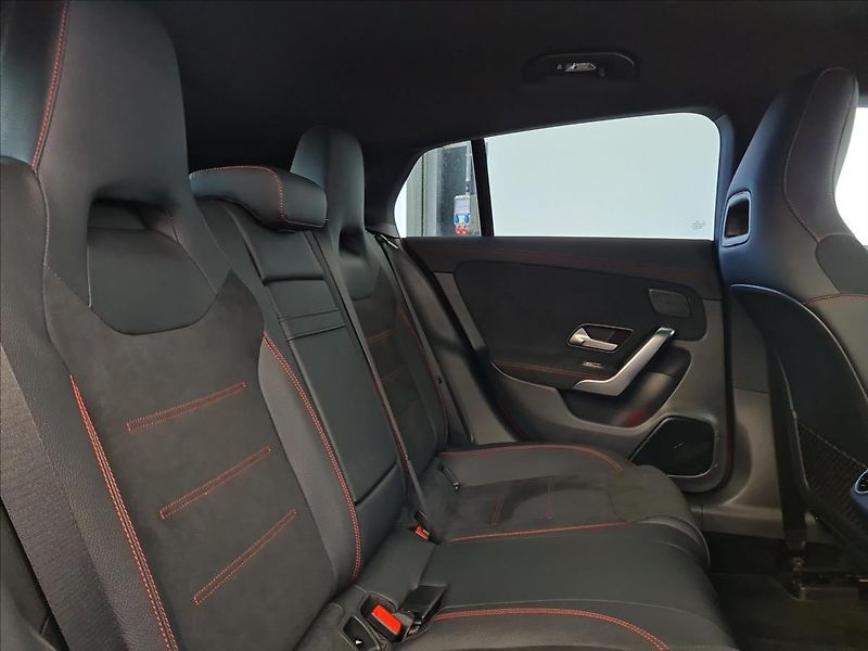Mercedes-Benz CLA 200 Shooting Brake AMG Style E - fotka 19 z 22