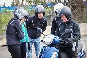 Instruktor Jiří Heiník vysvětlil účastníkům kurzu základní ovládání skútru.