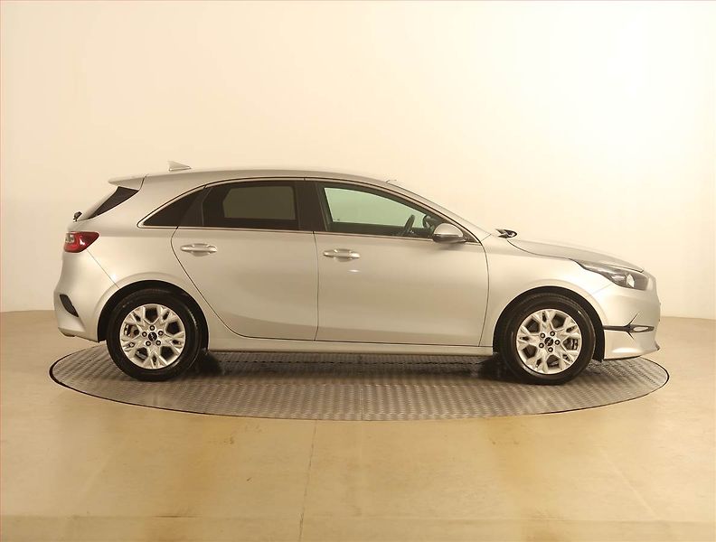 Kia Ceed (2024) Gold 1.5 T-GDI, Tempomat - fotka 6 z 19