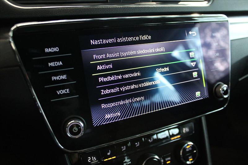 Škoda Superb TDi 140kW DSG 4x4 Style ACC/Ne - fotka 21 z 31