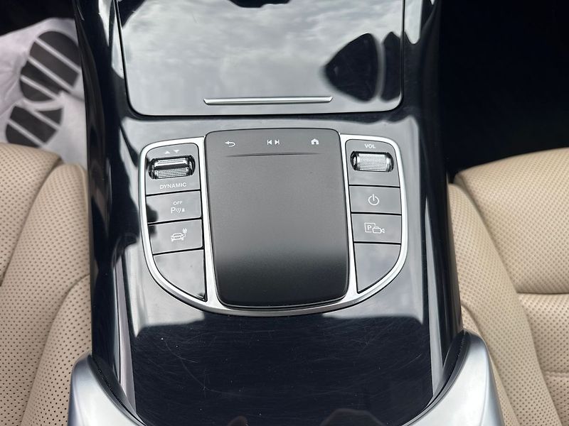 Mercedes-Benz EQC 400 4MATIC - fotka 16 z 24