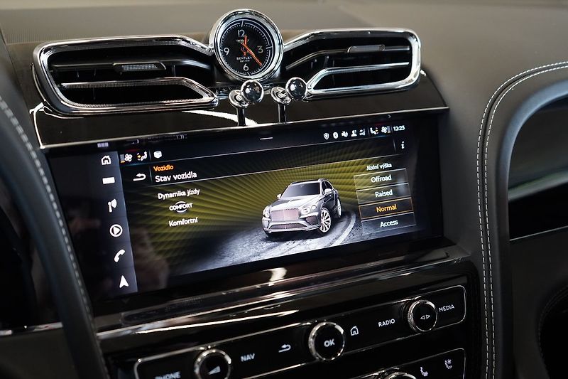 Bentley Bentayga V8, AWD, Panorama, 360° kamera - fotka 31 z 50
